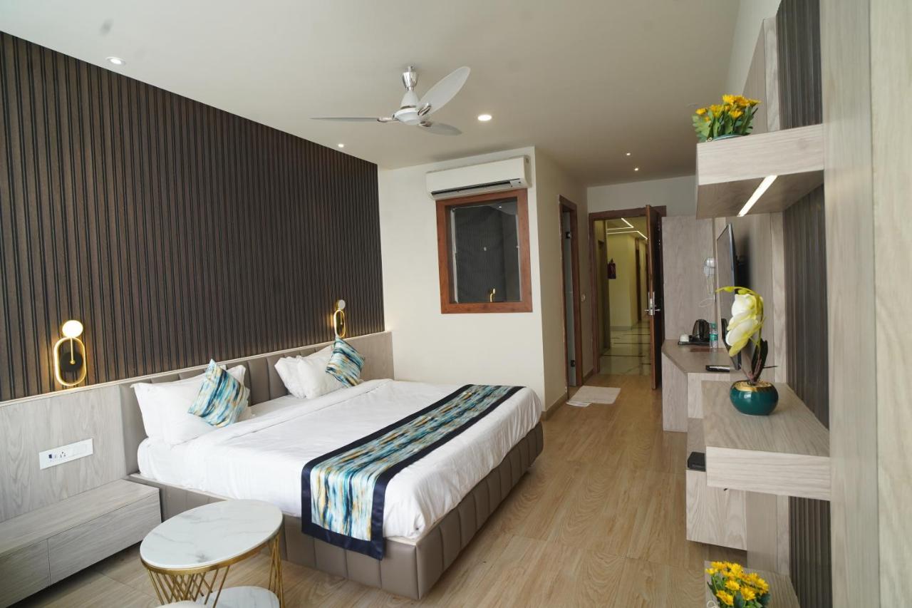 Familia Hotel And Banquets Lakhnaú Exteriér fotografie