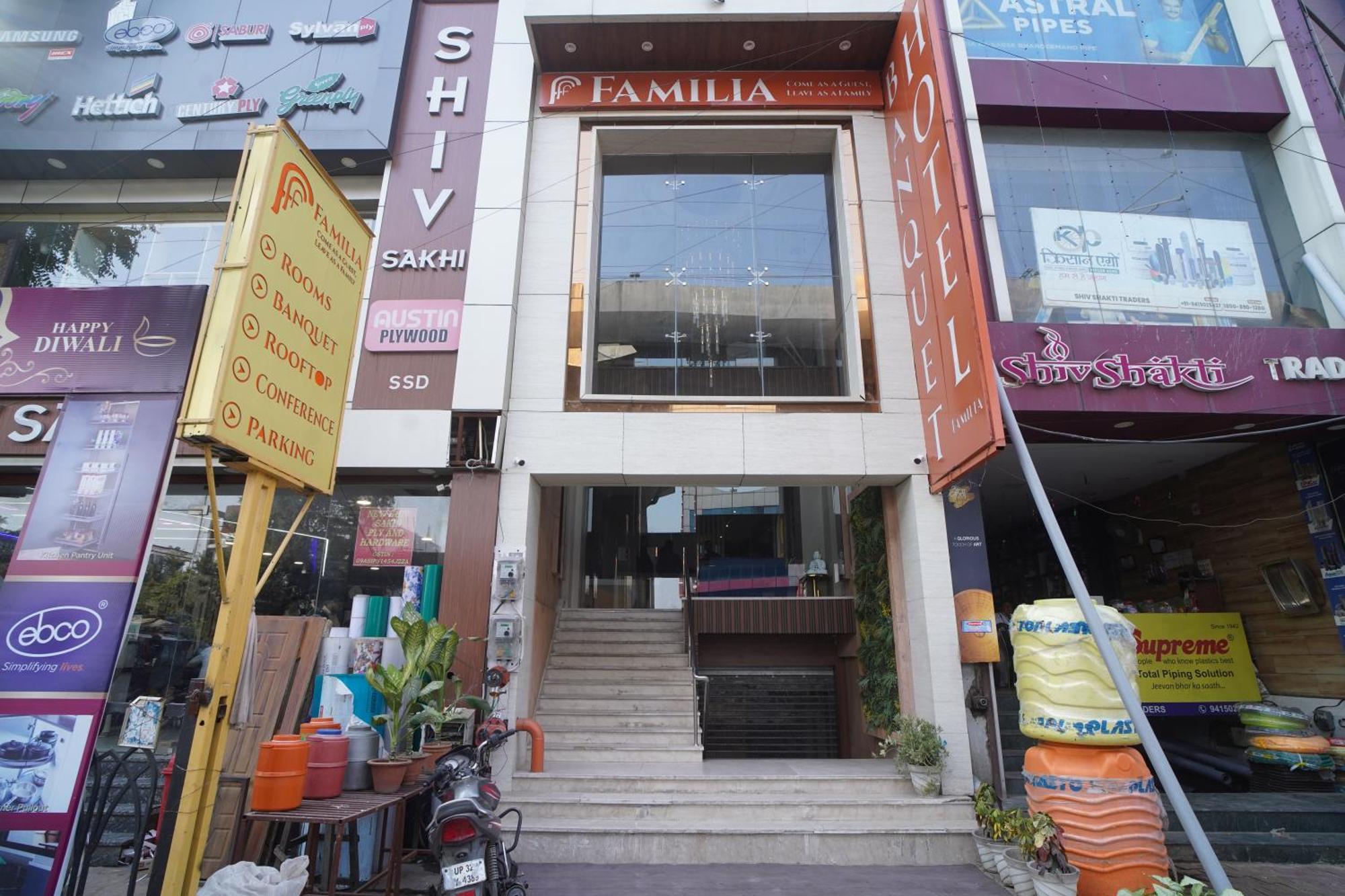 Familia Hotel And Banquets Lakhnaú Exteriér fotografie